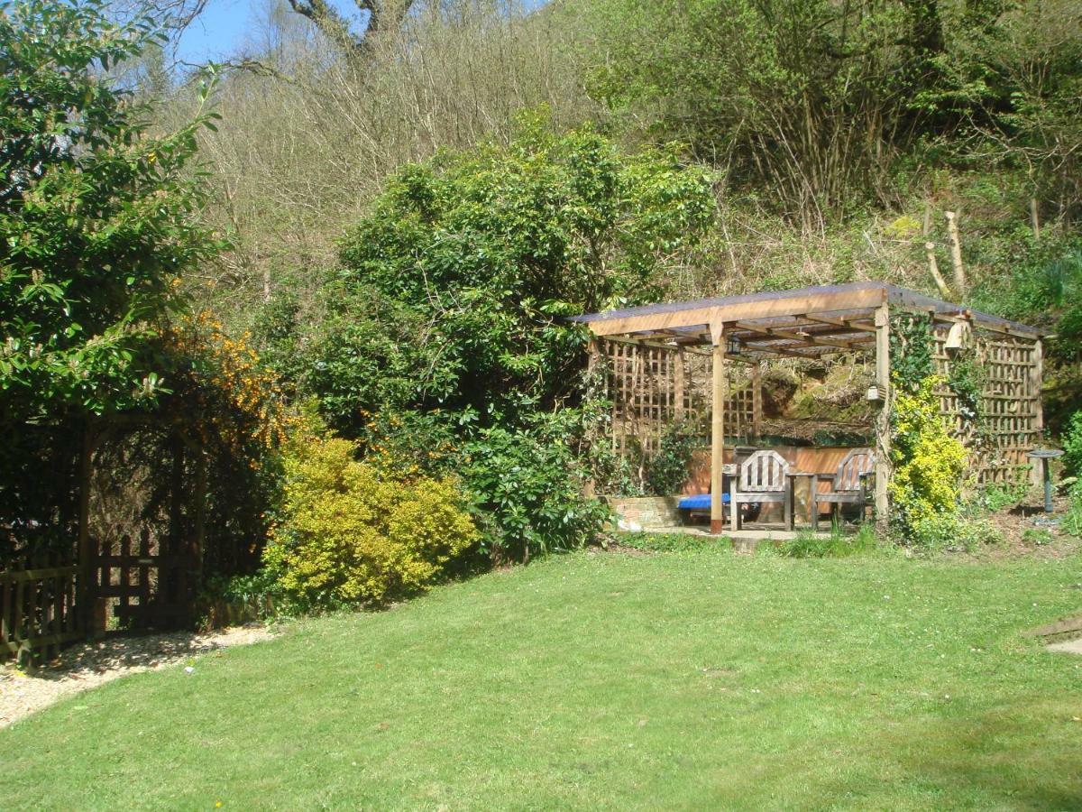 'Morris' The Shepherd'S Hut With Woodland Hot Tub 카마던 외부 사진